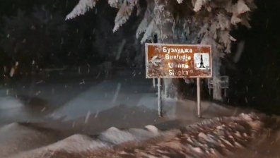 Сняг вали на прохода Шипка, пътното платно е заледено