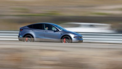 Необичаен инцидент: Метеорит удари Tesla в движение