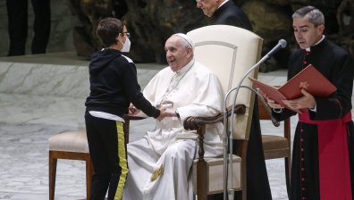 10-годишно се опита да вземе шапката на папа Франциск (+ВИДЕО)