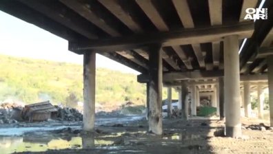 АМ "Струма" остава затворена, след като пламъците увредиха колоните ѝ