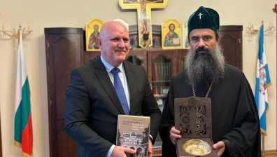Министър Цоков към патриарх Даниил: Учебниците за религия са безплатни от тази година
