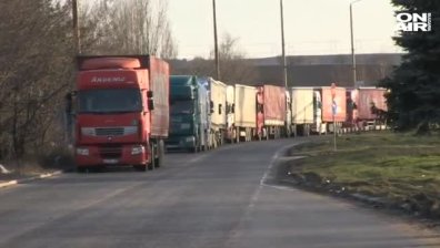 Почти 12-километрова опашка от автомобили се образува на "Дунав мост 2"