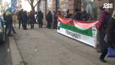 Учители и родители на протест във Враца: Съкращават профилираните паралелки!
