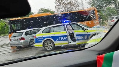 Полицейска кола и БМВ катастрофираха в София