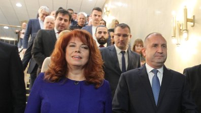 Йотова: Унизително е да местим депутати като грамчета, премиерът е на ход
