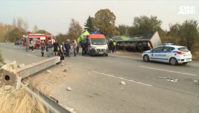 Шофьорът на преобърналия се ТИР е в стабилно състояние