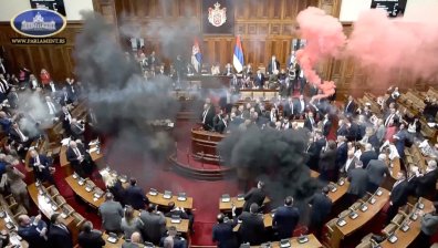 Бой, димки и сигнални ракети в сръбския парламент