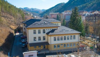 Деца от Мадан дариха на местната болница пари, спестени за екскурзия