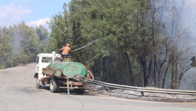 Нов пожар в Благоевградско се насочва от треви към гори