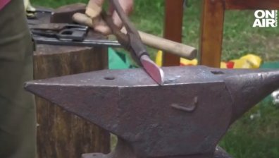 Желязото се кове, докато е горещо: Ножарски събор в Шипка събра занаятчии от страната