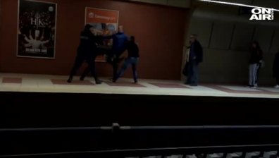 Полицай разтърва биещи се младежи в столичното метро