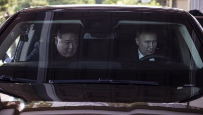 Путин подари на Ким Чен Ун руска лимузина и го повози