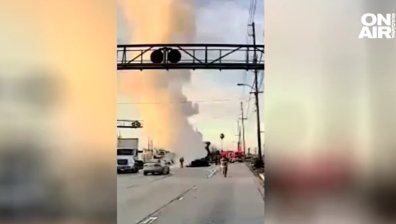 Взрив в резервоар за гориво на пламнал камион прати 9 пожарникари в болница