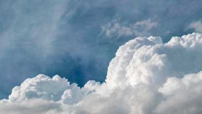 Времето днес: Облаци, дъжд и условия за градушки