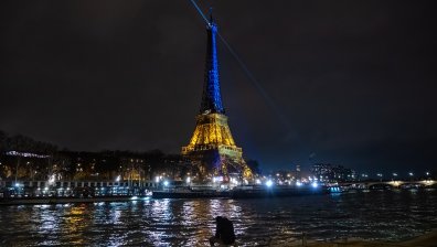 Айфеловата кула светна в цветовете на украинското знаме в знак на подкрепа за Киев