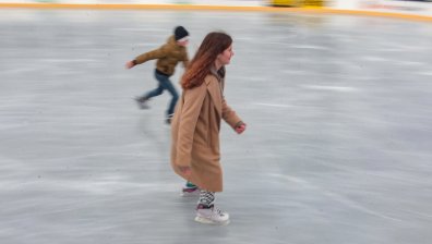 Отвориха за зимата ледената пързалка в парка "Възраждане"