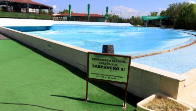 Мерят ни температурата и ни дезинфекцират на входа на басейна