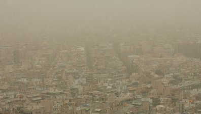 Силни бури и сахарски прах през следващите три дни в Гърция
