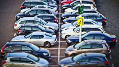 Паркирането на наклон е проблем за автомобила