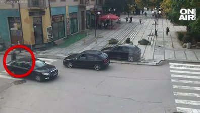 Шофьор изпреварва автомобил през тротоара, на косъм да помете пешеходец