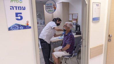 Експерт: Без съмнение третата доза ваксина спаси Израел, животът ще се нормализира
