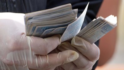 СДВР издирва собственика на пари, намерени до спирка в София