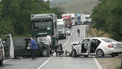 Петима пострадали при тежка катастрофа край Костинброд, сред тях и 2 деца