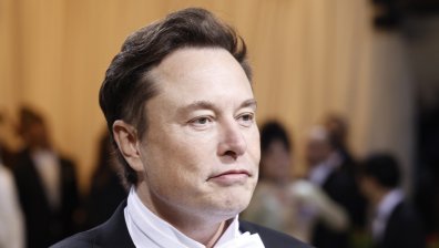 Мъск ще върне спрените акаунти на журналистите в Twitter 