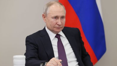 Глобиха руски политик, слушал речта на Путин със спагети на ушите 