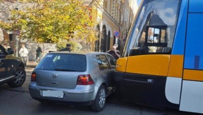Кола и трамвай се удариха в центъра на София