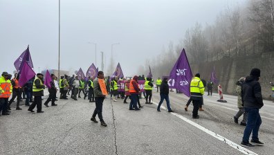 Протестиращи служители в АПИ блокираха "Хемус" преди тунела "Топли дол"