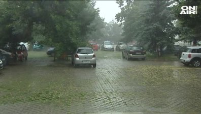 Буря се разрази в София, времето ще се влошава още