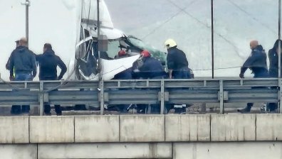 Шофьор е заклещен в катастрофирал ТИР на Северната тангента, пожарникари режат ламарини