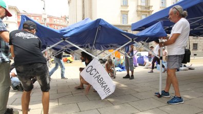 Протестиращи разпънаха шатри пред Президенството