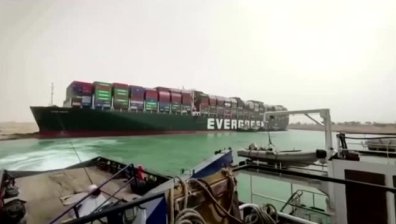 Заседнал контейнеровоз блокира Суецкия канал вече четвърти ден