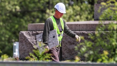 Премахват плочите с надписа от Паметника на Съветската армия