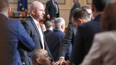 МФ няма да внесе нов проект за Бюджет 2023 г., това замразява заплатите и пенсиите