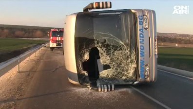 Автобус с над 10 работници се преобърна край Русе