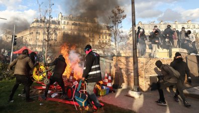 Протестиращите прекъснаха електрозахранването във Франция, хиляди са без ток