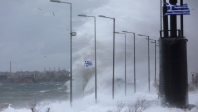 Фериботи станаха заложници на мощни ветрове по пристанища в Гърция
