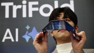 Samsung показа първия телефон с тройно сгъване на цена в пъти над iPhone 17