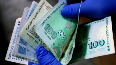 Баба олекна с 50 000 лв., скрила парите в кофа, кофата - в тенджера, а нея - в килера