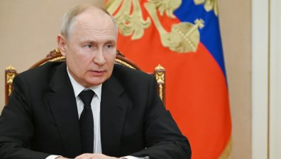 Путин задължава учениците да полагат обществено полезен труд и да учат отбрана