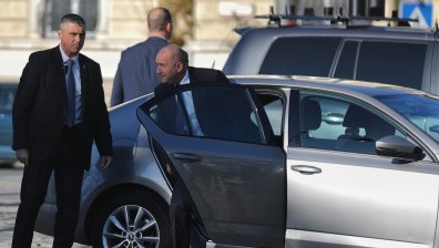 На първо четене: Депутатите забраниха на Радев да дава "Шкода"-та си на НСО