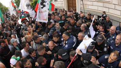 Хаос пред Столичната община, от "Възраждане" опитаха да свалят украинското знаме