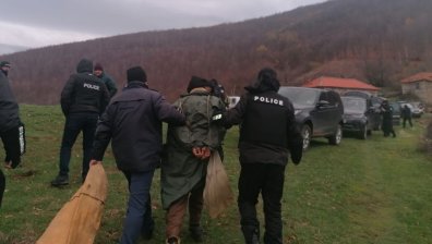 Подписка в подкрепа на въоръжения мъж от Сърница: Бил жертва?