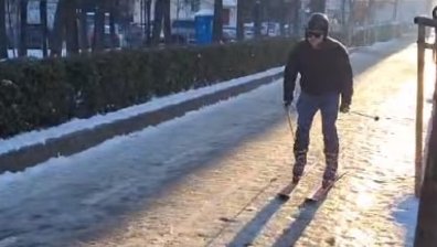 Писта до НДК: Мъж подкара ски по заледените тротоари в София (+ВИДЕО)
