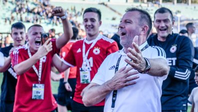 Стойчо Младенов се извини заради снимка с обиден плакат към "Левски" (+СНИМКА)