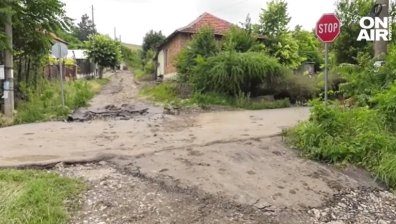 "Колкото ни дадат, да сме живи и здрави": Дъждът премина, остава надеждата за помощ