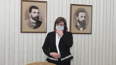 Нинова: Шири се лъжа! Да сте виждали Трифонов и сценаристите му на протестите?